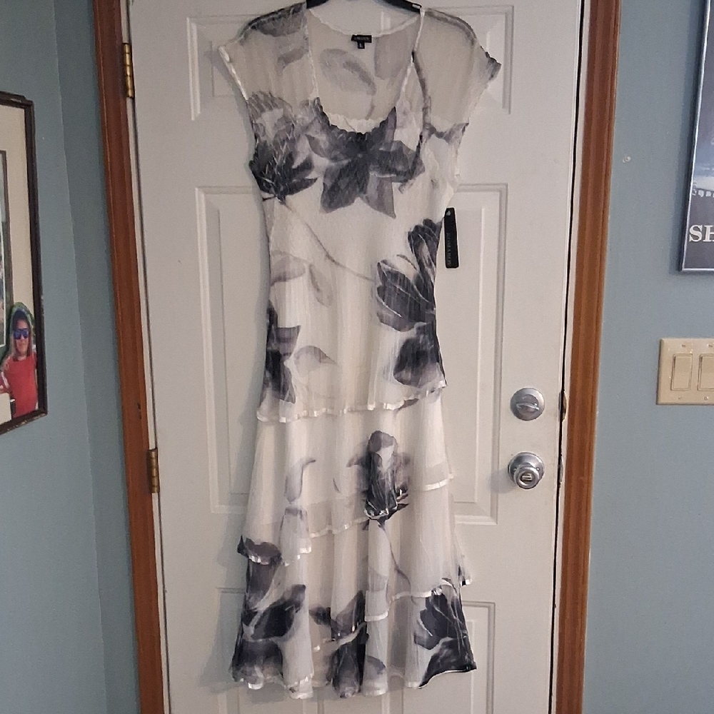 New Komarov Black and White Stretchy Layered Floral Dress, Large
